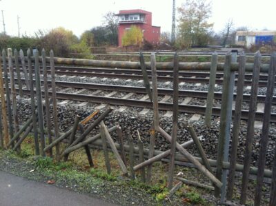 Zerstörter Zaun am Bahngleis in der Nähe des Lollarer Bahnhofes